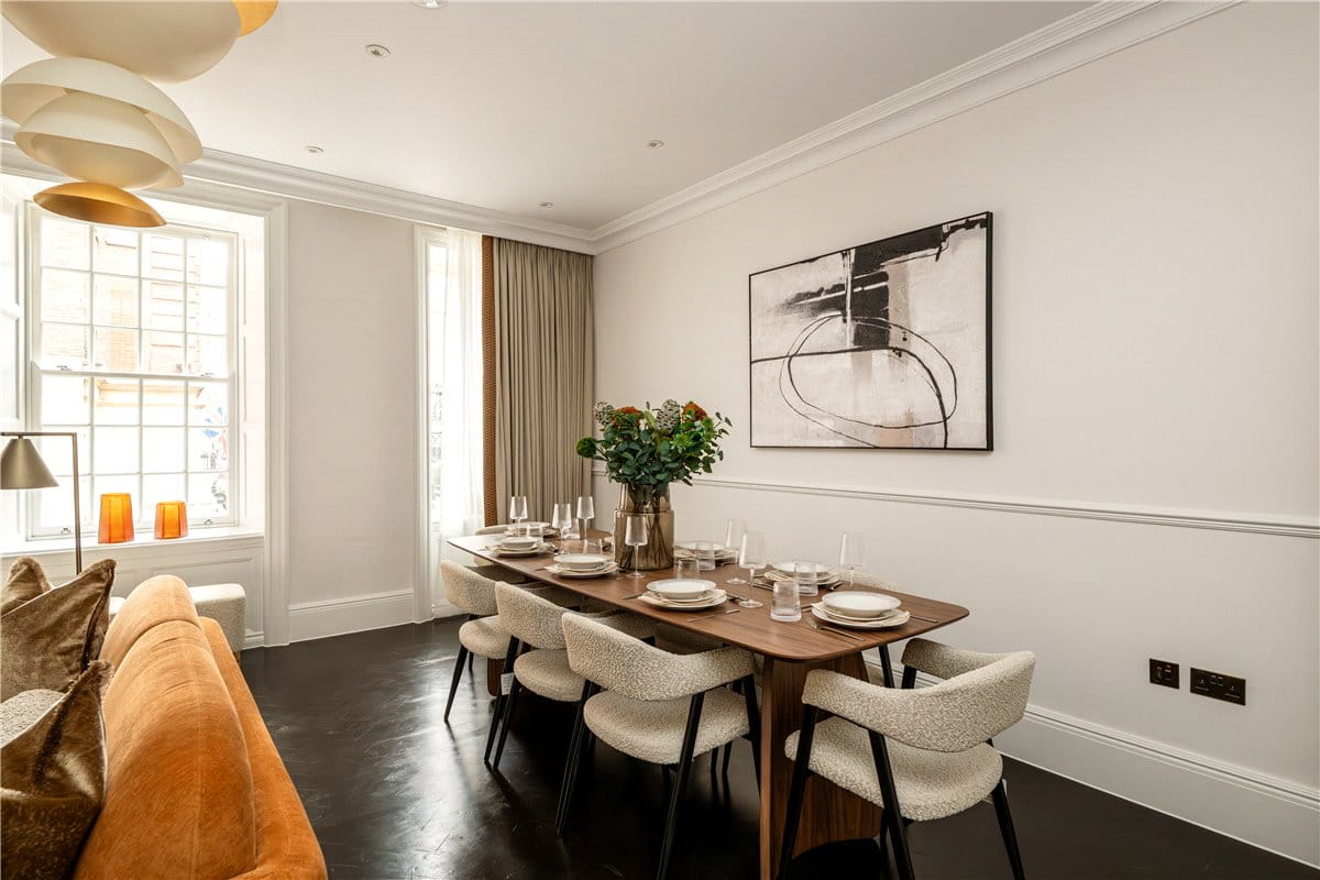 3 bedroom flat, Stratton Street, London W1J - Available