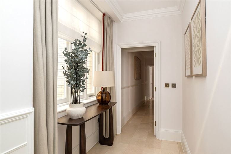 3 bedroom flat, Stratton Street, London W1J - Available