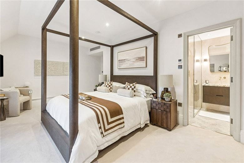 3 bedroom flat, Stratton Street, Mayfair W1J - Available