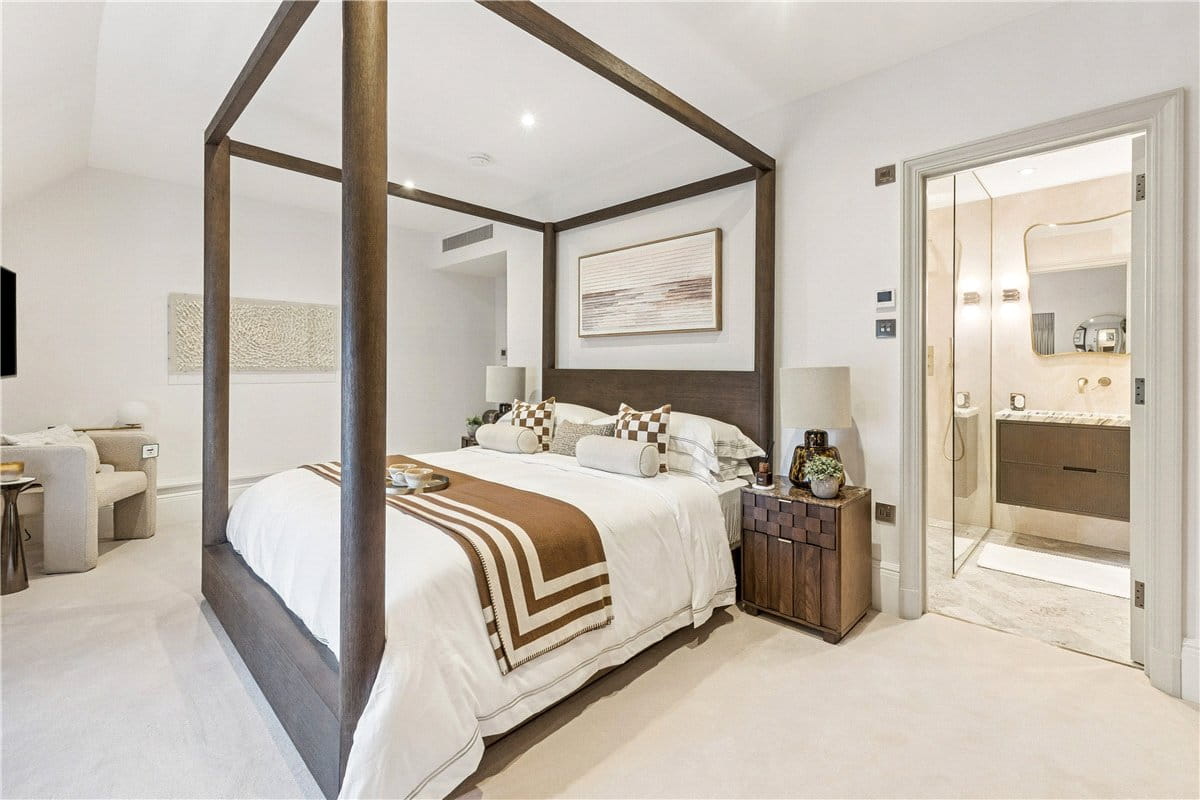 3 bedroom flat, Stratton Street, Mayfair W1J - Available