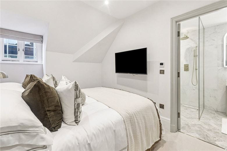 3 bedroom flat, Stratton Street, Mayfair W1J - Available