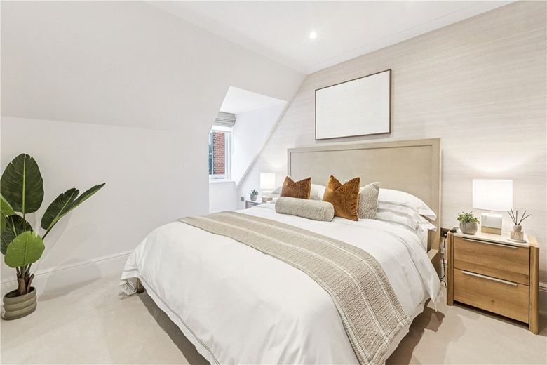3 bedroom flat, Stratton Street, Mayfair W1J - Available