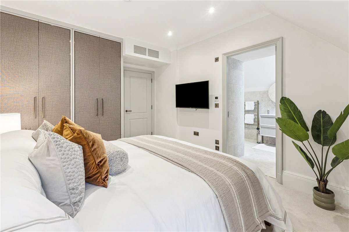 3 bedroom flat, Stratton Street, Mayfair W1J - Available