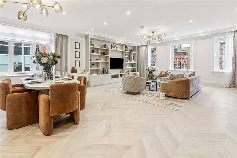 3 bedroom flat, Stratton Street, Mayfair W1J - Available