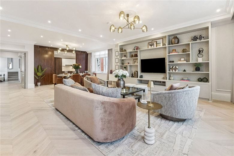 3 bedroom flat, Stratton Street, Mayfair W1J - Available