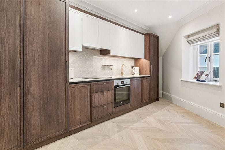 3 bedroom flat, Stratton Street, Mayfair W1J - Available