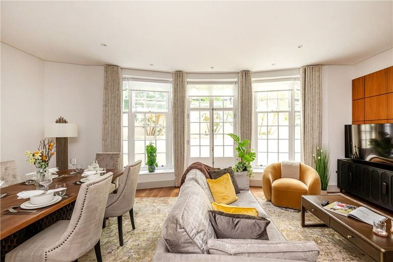 2 bedroom flat, Park Street, London W1K - Available