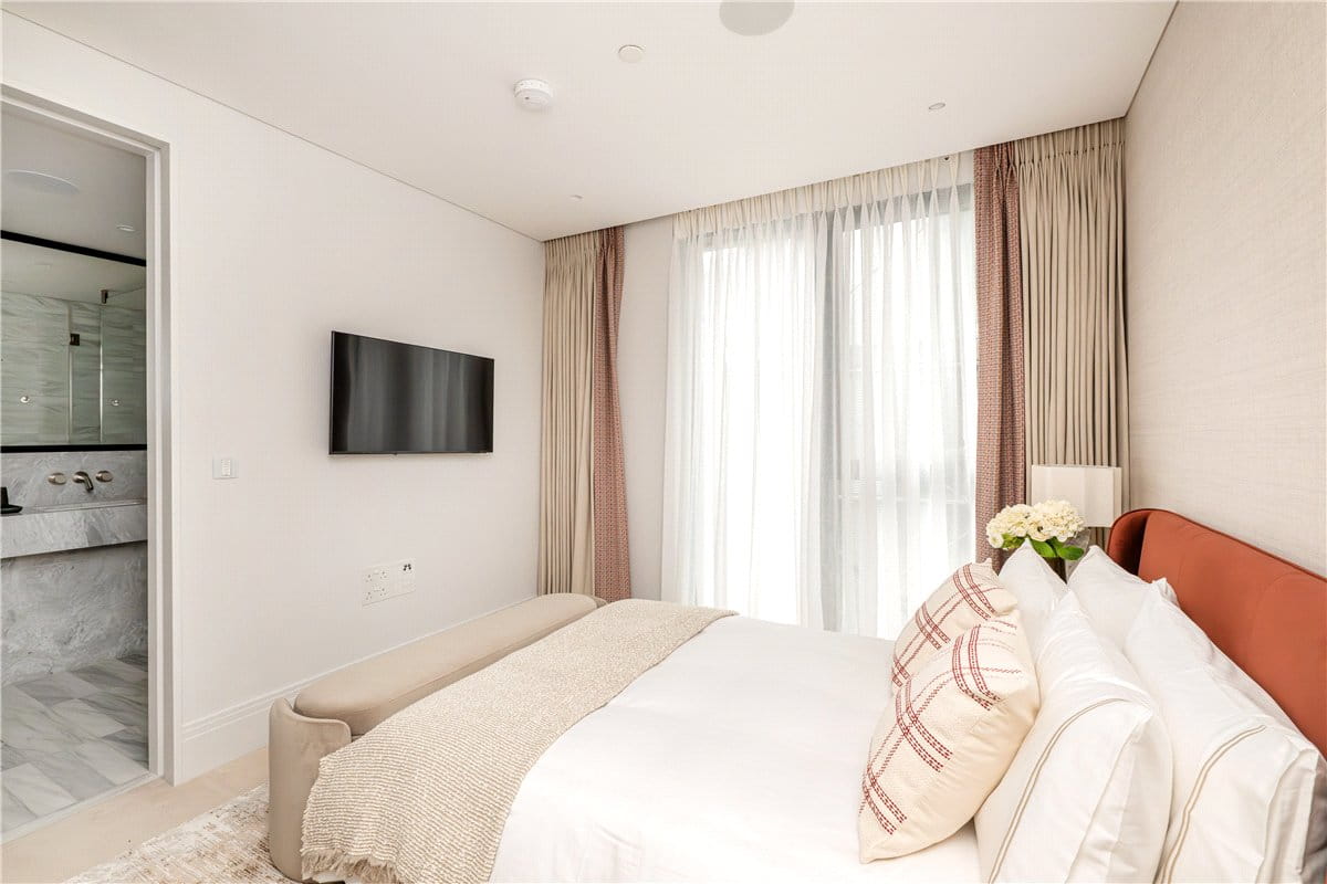 2 bedroom flat, Cork Street, Mayfair W1S - Available