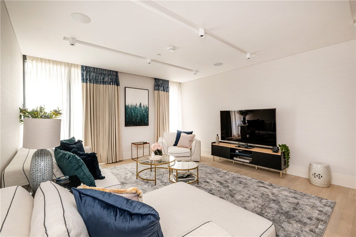2 bedroom flat, Cork Street, Mayfair W1S - Available