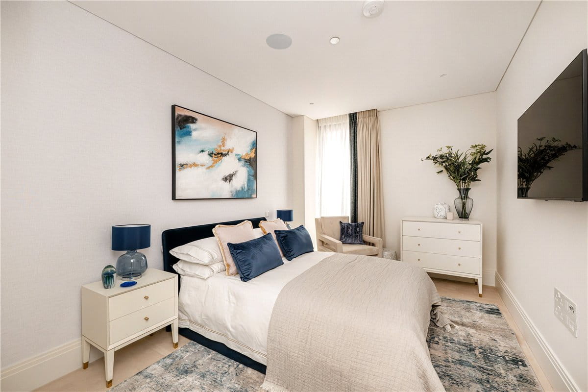 2 bedroom flat, Cork Street, Mayfair W1S - Available