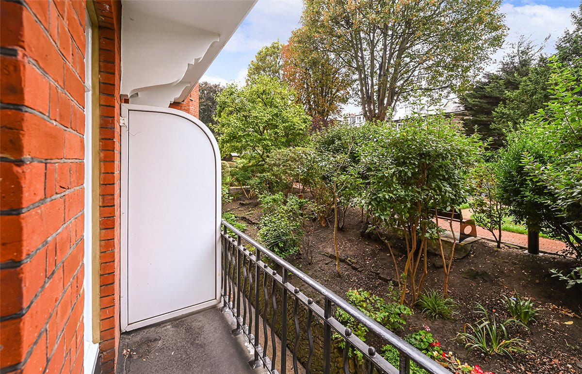 2 bedroom flat, St Georges Court, Gloucester Road SW7 - Available