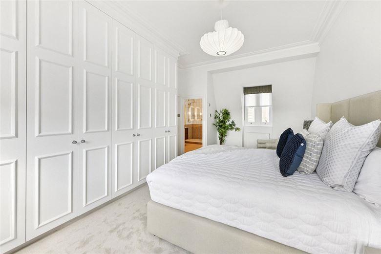 4 bedroom flat, St Georges Court, Gloucester Road SW7 - Available