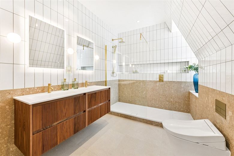 4 bedroom flat, St Georges Court, Gloucester Road SW7 - Available