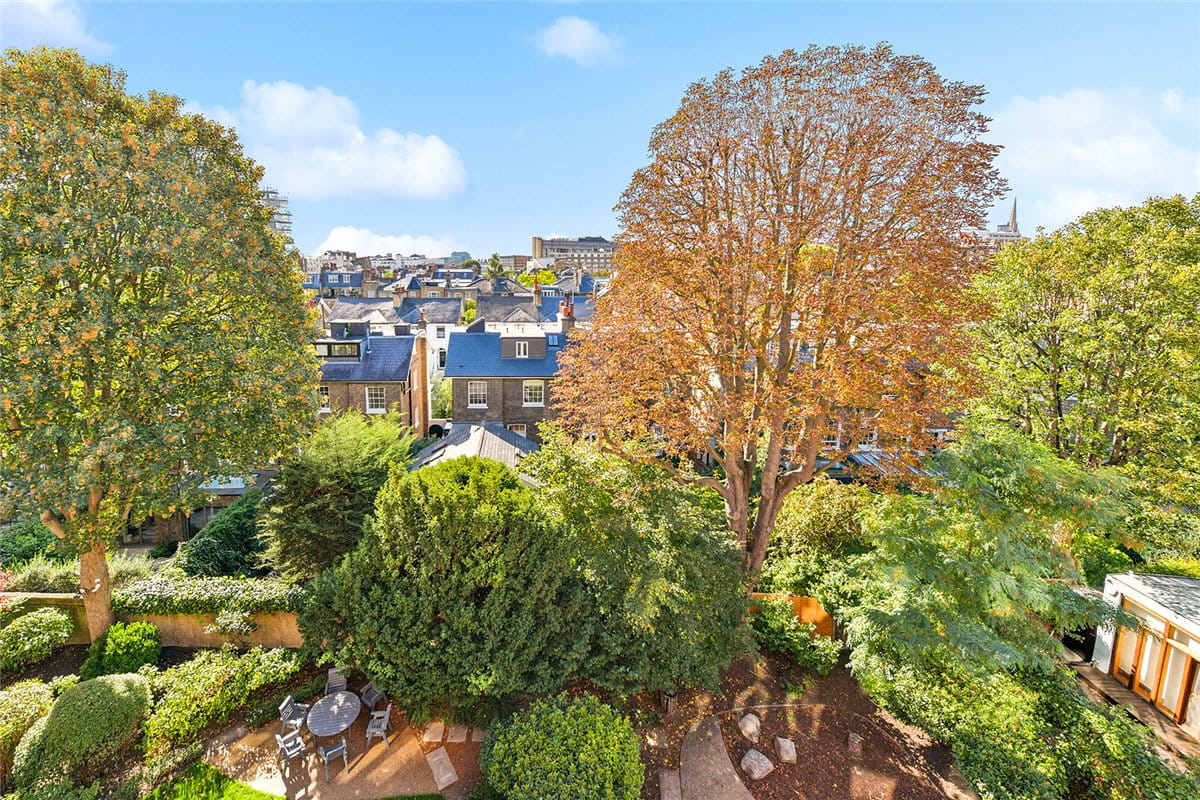 4 bedroom flat, St Georges Court, Gloucester Road SW7 - Available