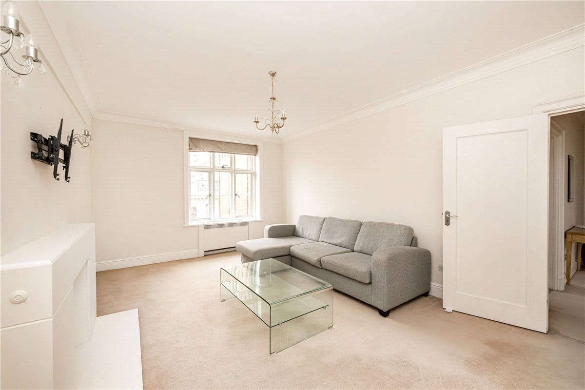 1 bedroom flat, Chesterfield Gardens, Mayfair W1J - Available