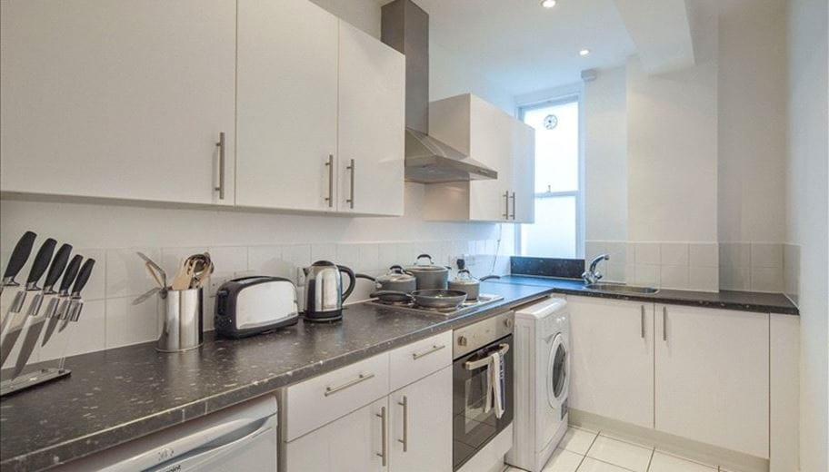 1 bedroom flat, Hill Street, London W1J - Available
