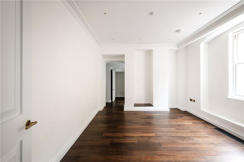 3 bedroom house, Charles Street, London W1J - Available