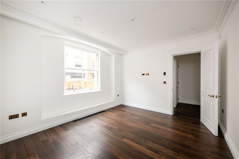 3 bedroom house, Charles Street, London W1J - Available