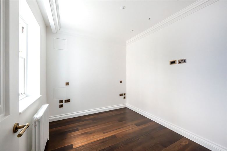 3 bedroom house, Charles Street, London W1J - Available