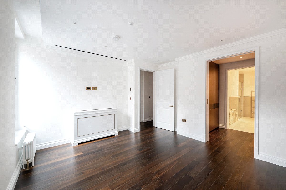 3 bedroom house, Charles Street, London W1J - Available