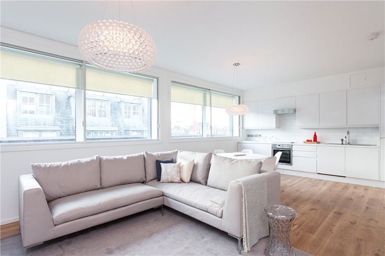 3 bedroom flat, Rathbone Place, Fitzrovia W1T - Available