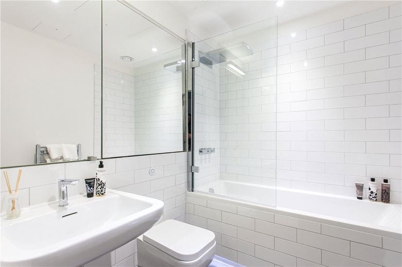 3 bedroom flat, Rathbone Place, Fitzrovia W1T - Available