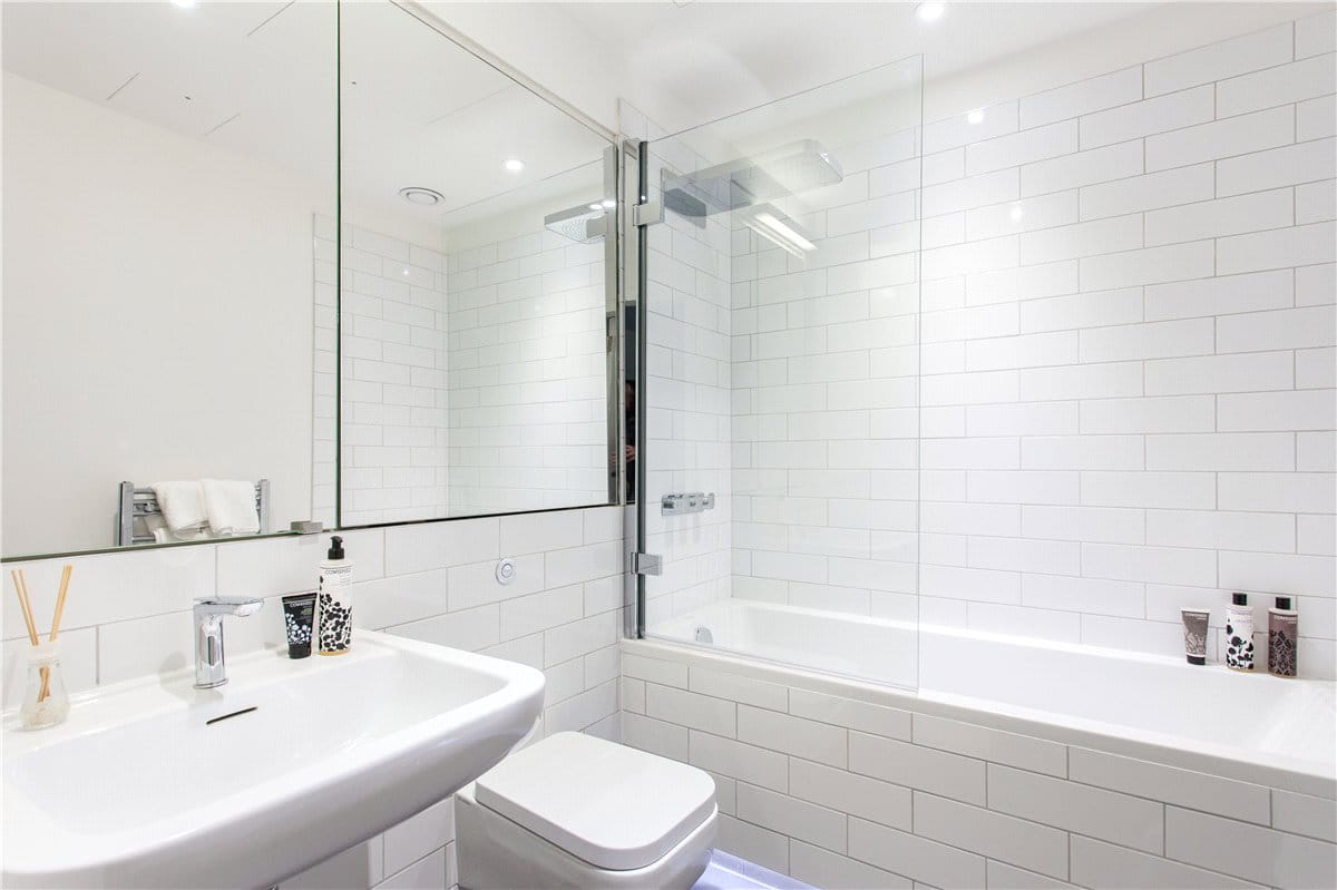 3 bedroom flat, Rathbone Place, Fitzrovia W1T - Available