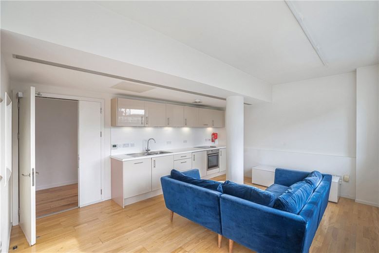 3 bedroom flat, Rathbone Place, Fitzrovia W1T - Available