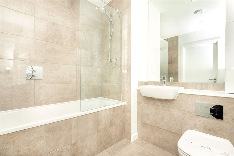 3 bedroom flat, Heartwell Avenue, London E16