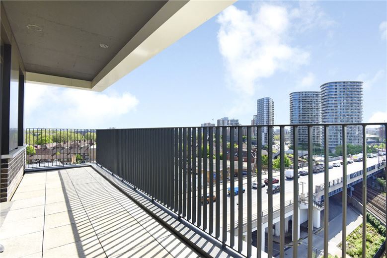 2 bedroom flat, Heartwell Avenue, London E16 - Let Agreed