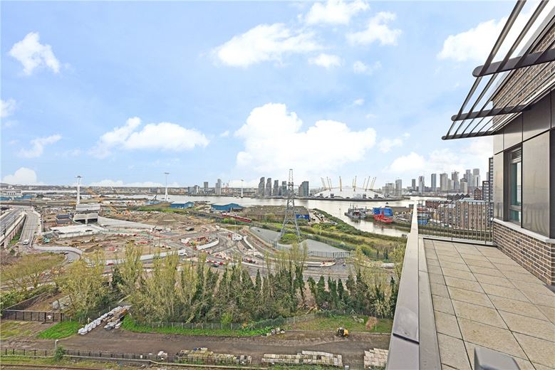 2 bedroom flat, Heartwell Avenue, London E16 - Let Agreed