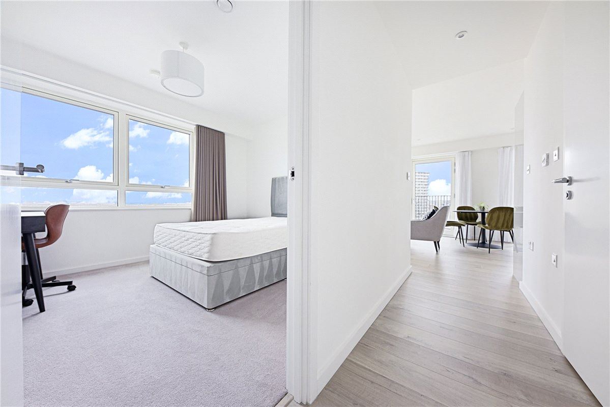 2 bedroom flat, Heartwell Avenue, London E16 - Let Agreed