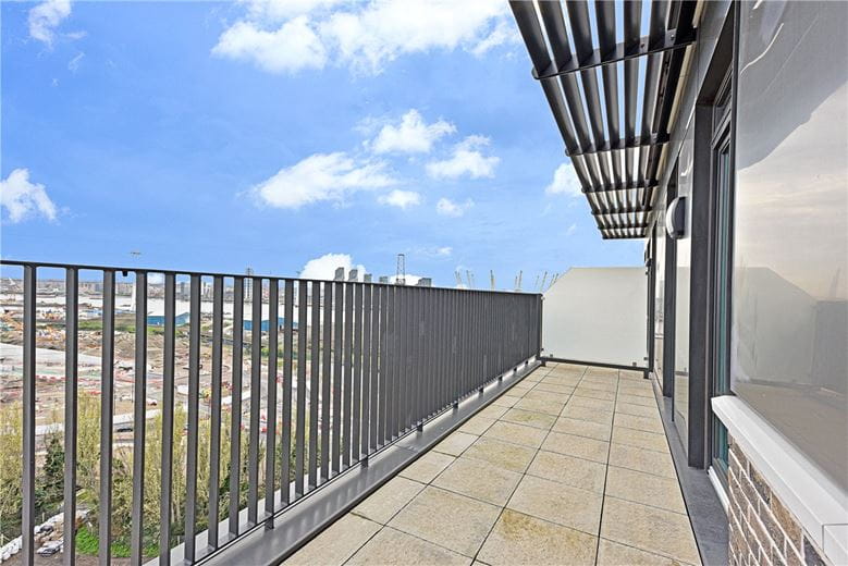 2 bedroom flat, Heartwell Avenue, London E16 - Let Agreed