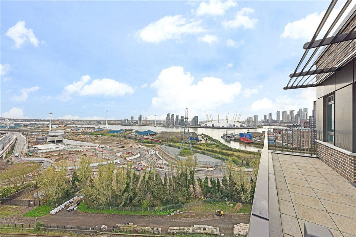 2 bedroom flat, Heartwell Avenue, London E16 - Let Agreed