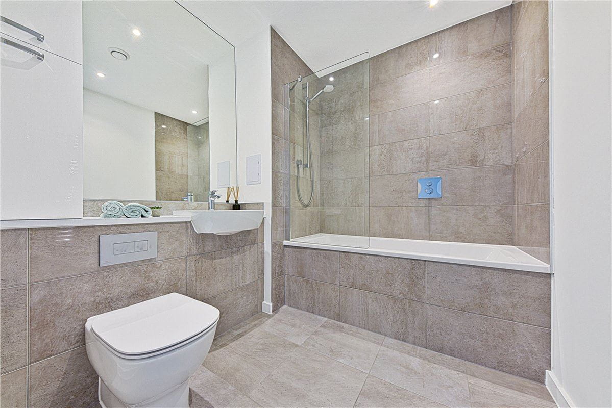 2 bedroom flat, Heartwell Avenue, London E16 - Let Agreed