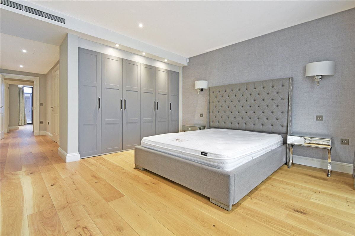 3 bedroom flat, Portland Place, Marylebone W1B - Available