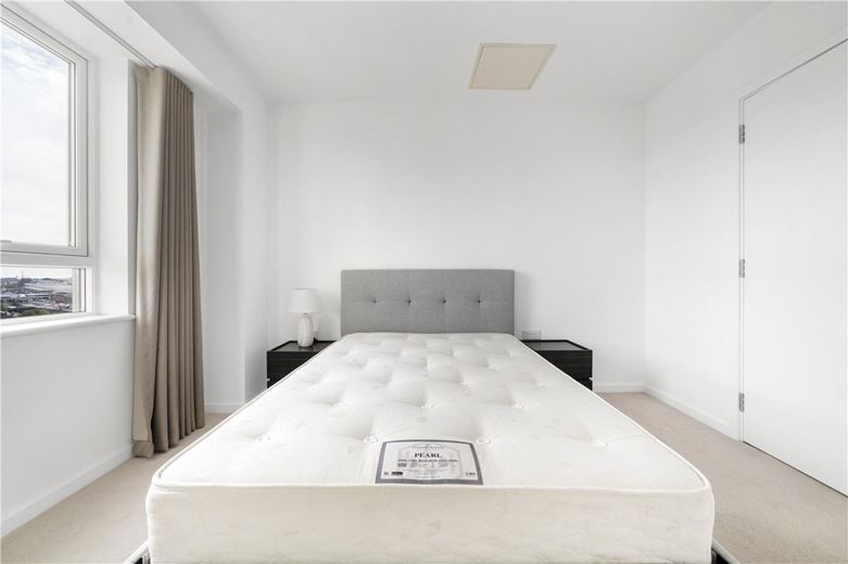 3 bedroom flat, Heartwell Avenue, London E16 - Available