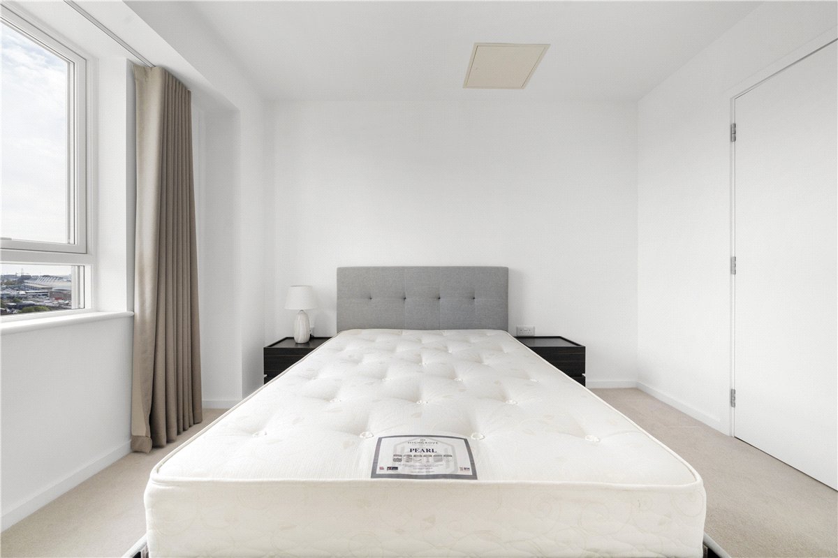 3 bedroom flat, Heartwell Avenue, London E16 - Available