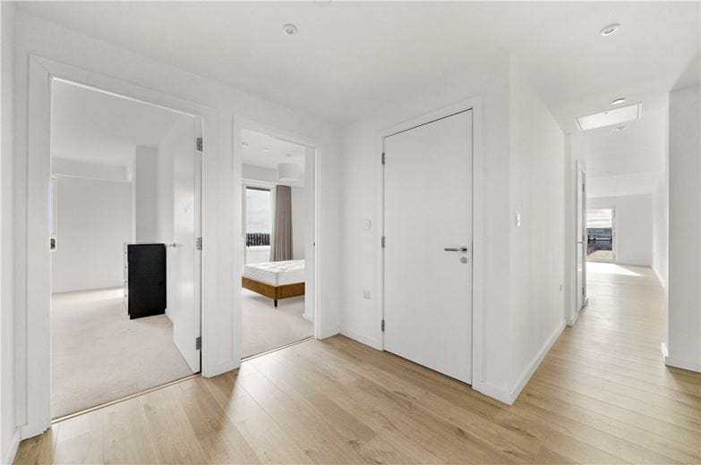 3 bedroom flat, Heartwell Avenue, London E16 - Available