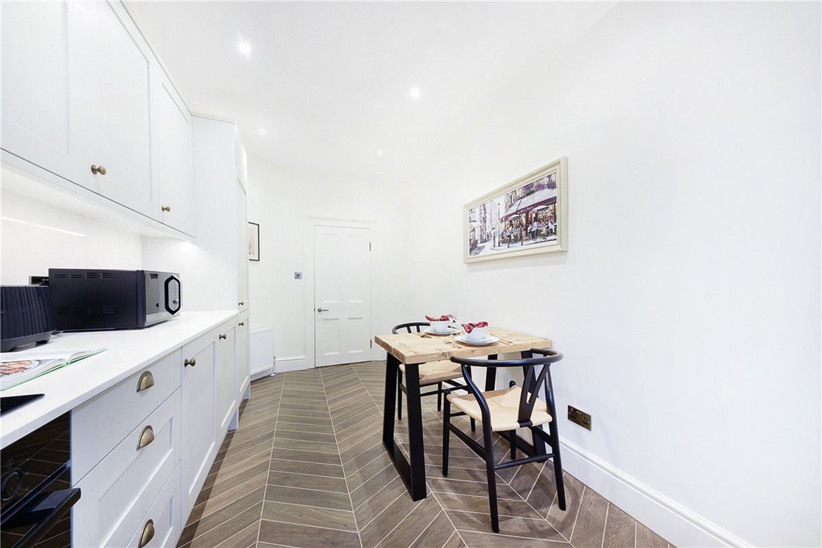 4 bedroom flat, Harley Street, Marylebone W1G - Available