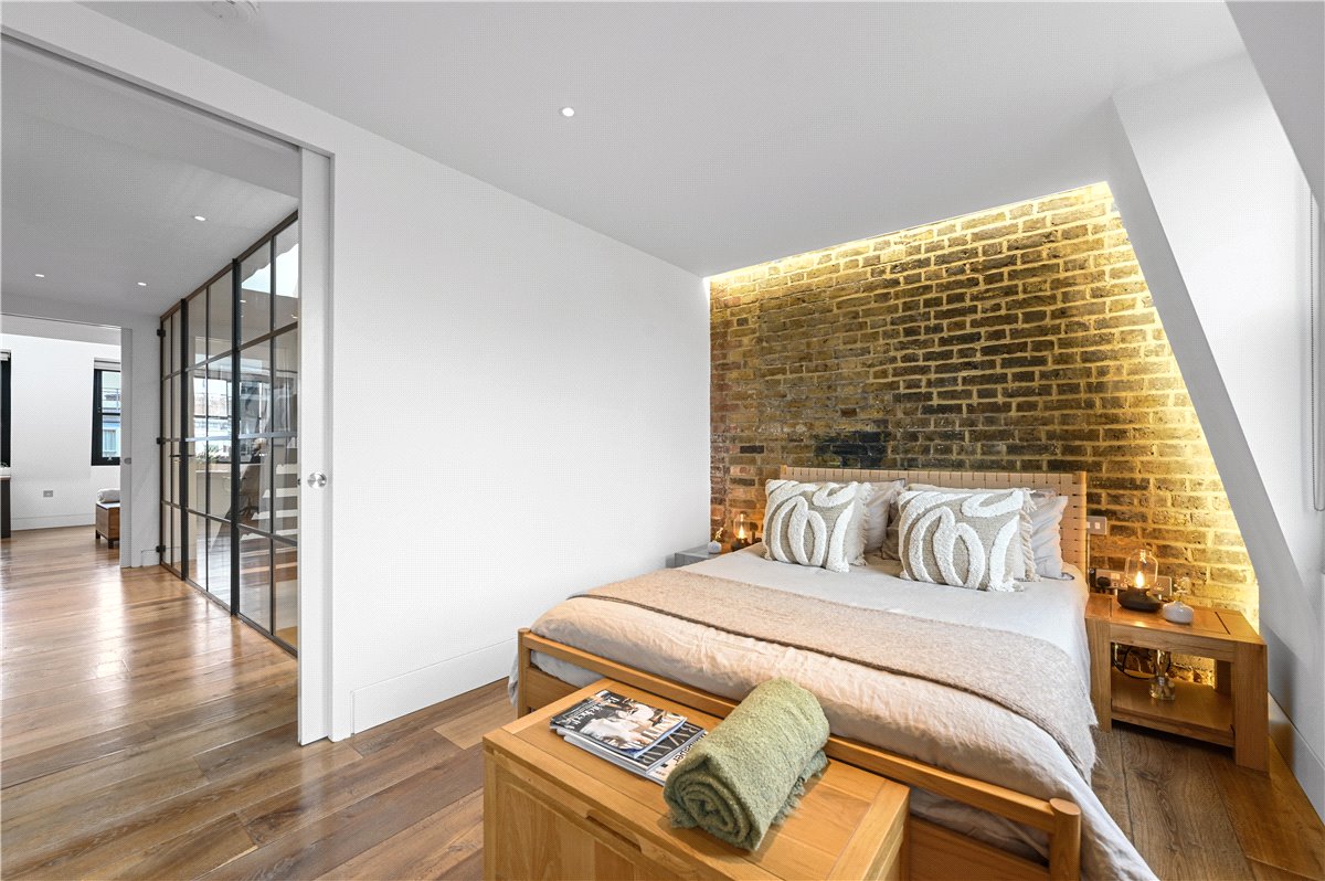 2 bedroom flat, Great Titchfield Street, London W1W - Let Agreed