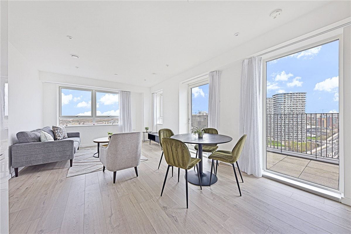 2 bedroom flat, Heartwell Avenue, London E16 - Available