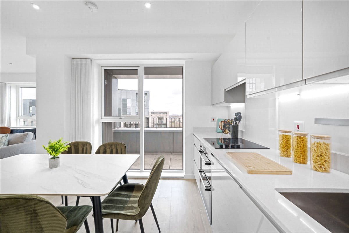 3 bedroom flat, Heartwell Avenue, London E16 - Available