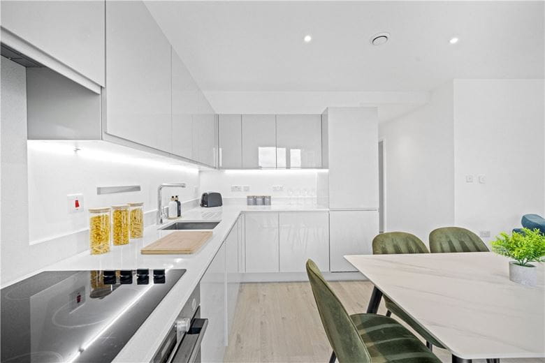 3 bedroom flat, Heartwell Avenue, London E16 - Available