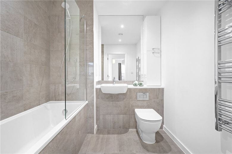 3 bedroom flat, Heartwell Avenue, London E16 - Available