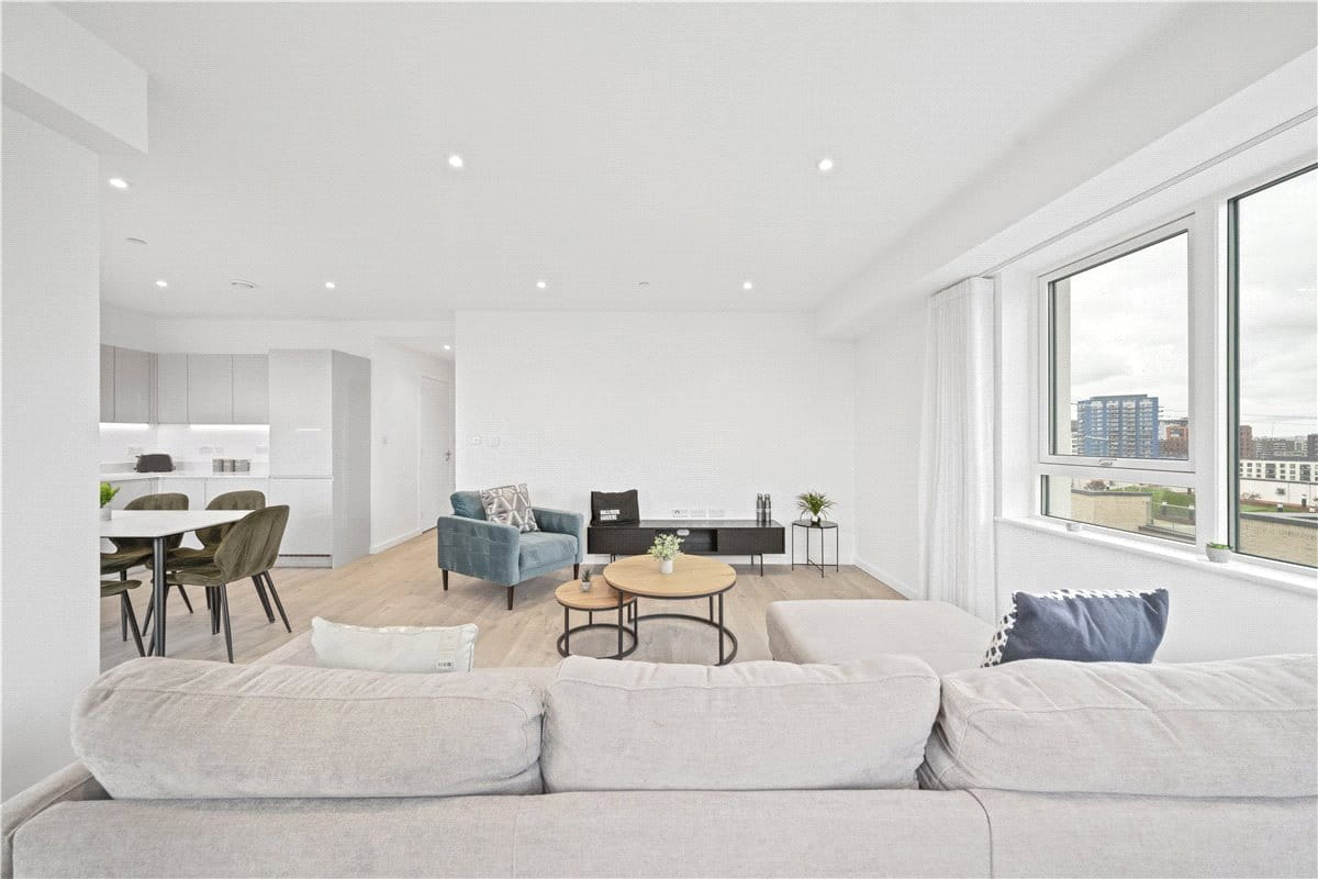 3 bedroom flat, Heartwell Avenue, London E16 - Available