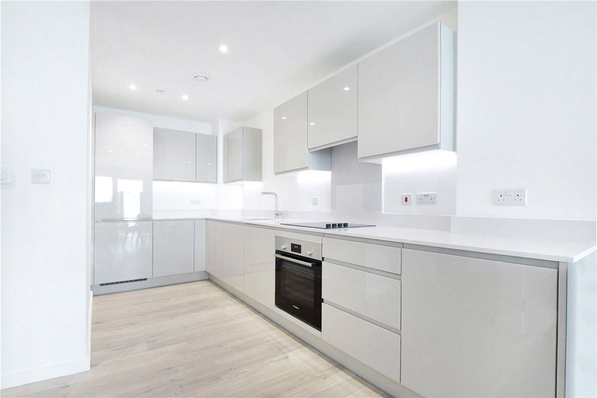 2 bedroom flat, Heartwell Avenue, London E16 - Available