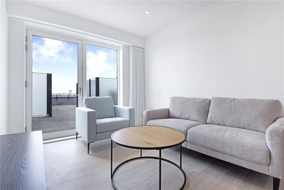 2 bedroom flat, Heartwell Avenue, London E16 - Available