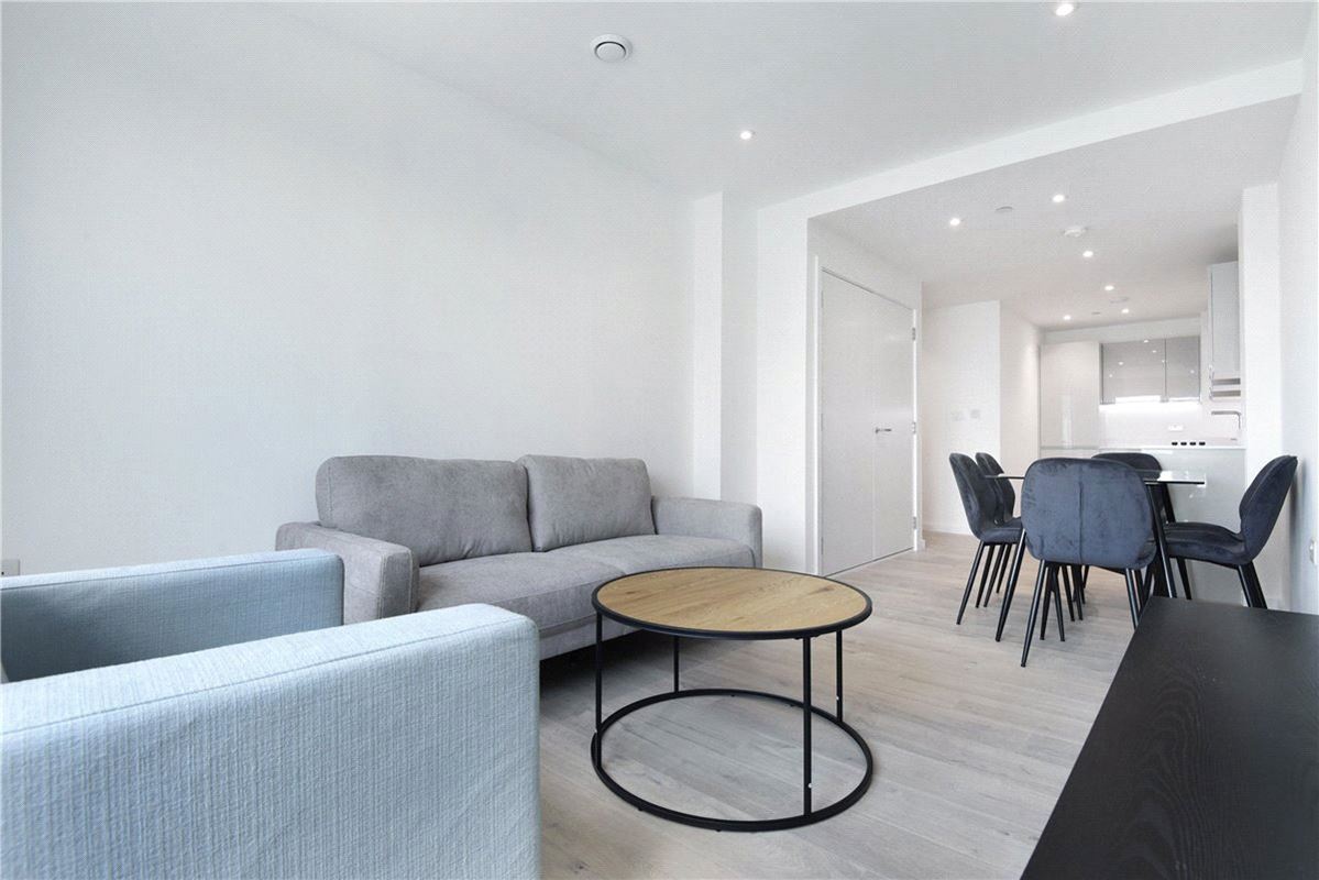 2 bedroom flat, Heartwell Avenue, London E16 - Available