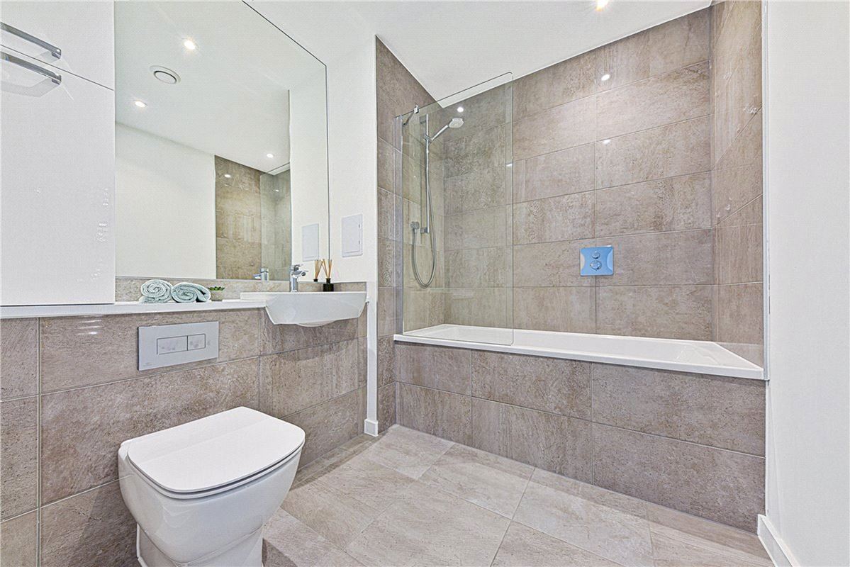2 bedroom flat, Heartwell Avenue, London E16 - Available